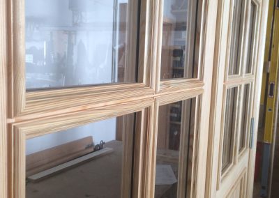 Neubau 2-flügelige Zimmertür, Detail: ausgefälzte, profilierte Glasleisten
